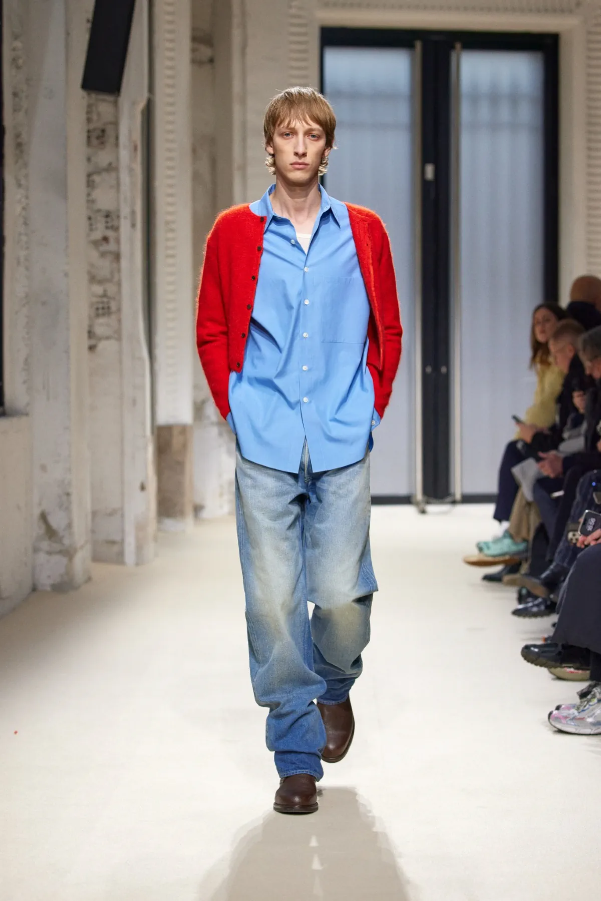 La collection automne 2025 d’AURALEE s'inspire du quotidien pour créer des vêtements masculins intemporels