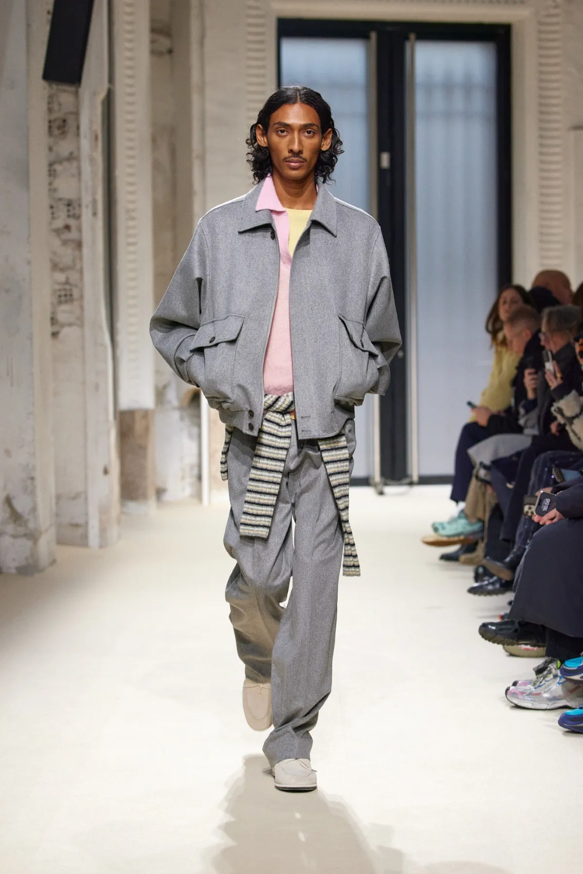 La collection automne 2025 d’AURALEE s'inspire du quotidien pour créer des vêtements masculins intemporels