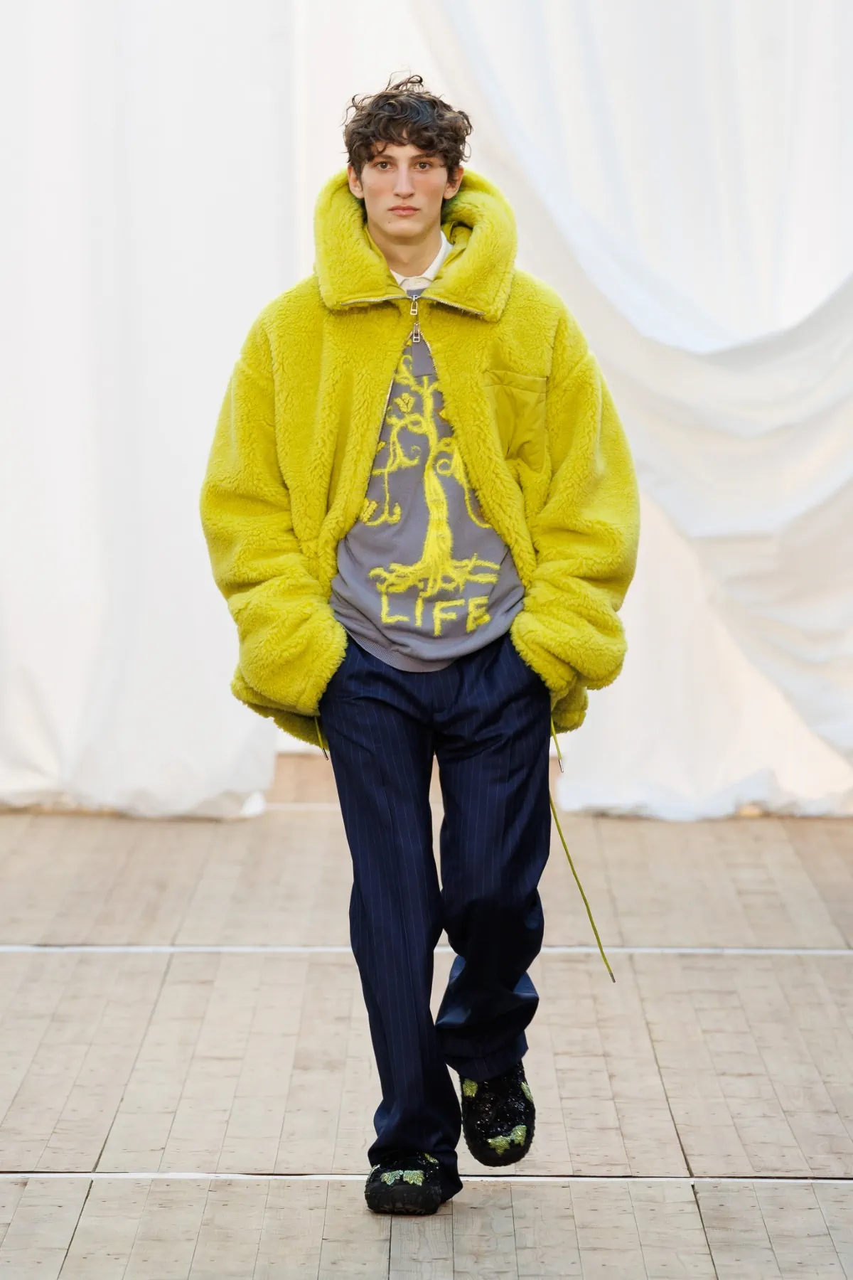 Pour l'automne 2025, BLUEMARBLE puise son élégance dans les souvenirs rustiques et les voyages internationaux