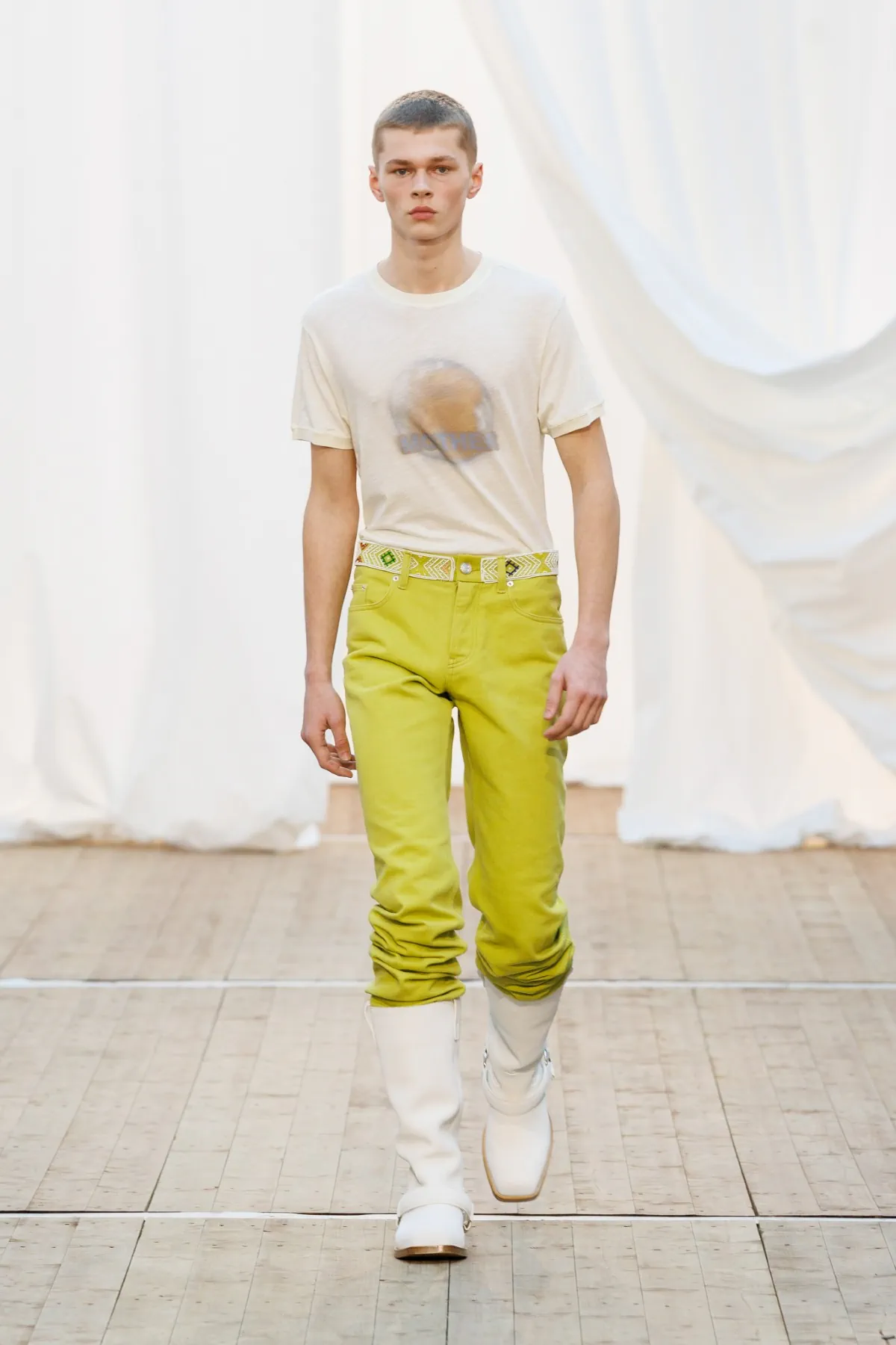 Pour l'automne 2025, BLUEMARBLE puise son élégance dans les souvenirs rustiques et les voyages internationaux