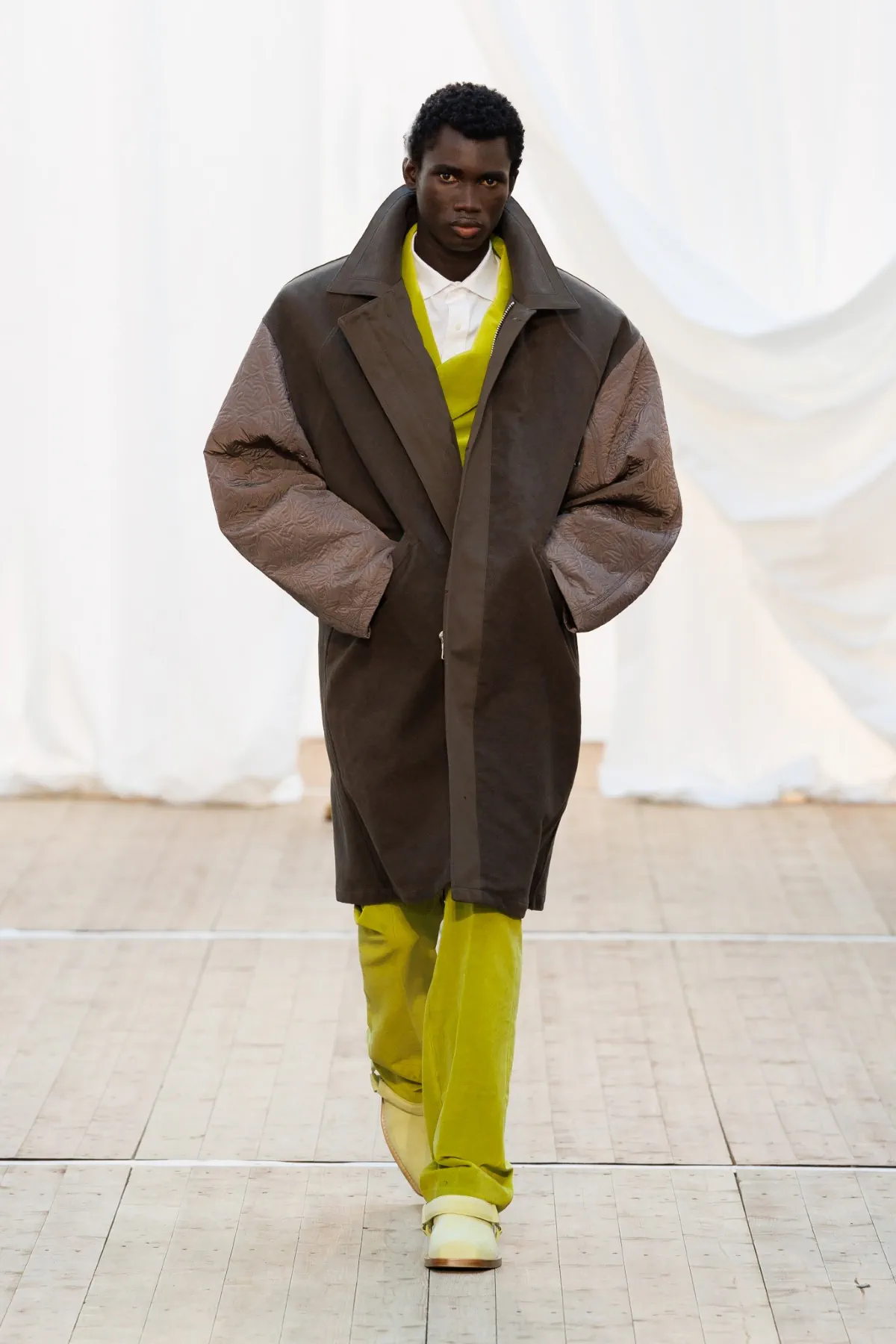 Pour l'automne 2025, BLUEMARBLE puise son élégance dans les souvenirs rustiques et les voyages internationaux