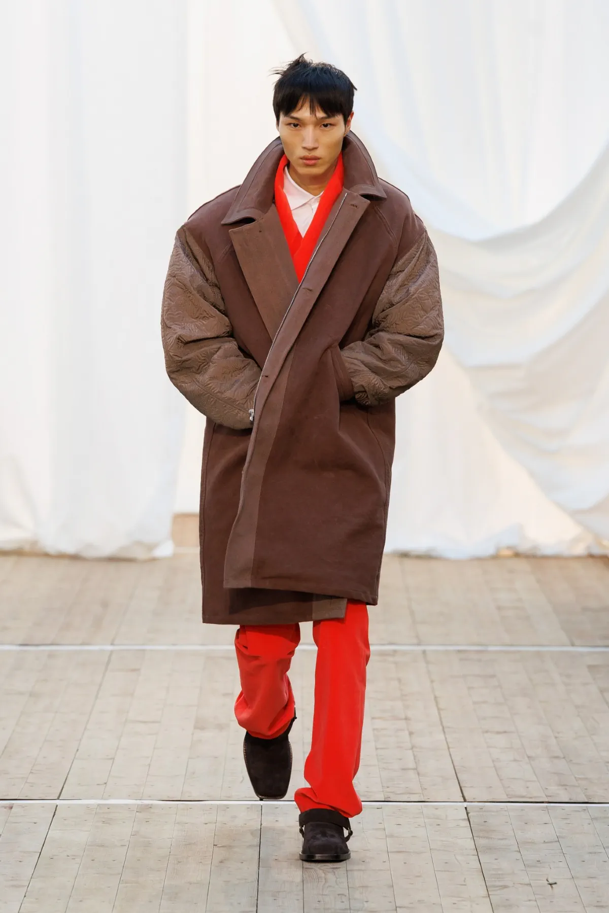 Pour l'automne 2025, BLUEMARBLE puise son élégance dans les souvenirs rustiques et les voyages internationaux