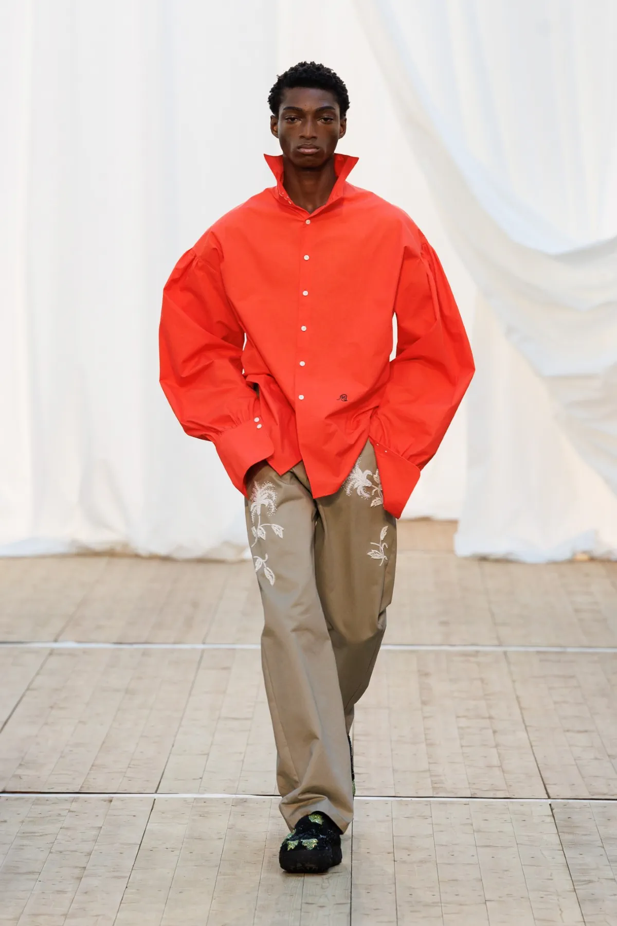 Pour l'automne 2025, BLUEMARBLE puise son élégance dans les souvenirs rustiques et les voyages internationaux