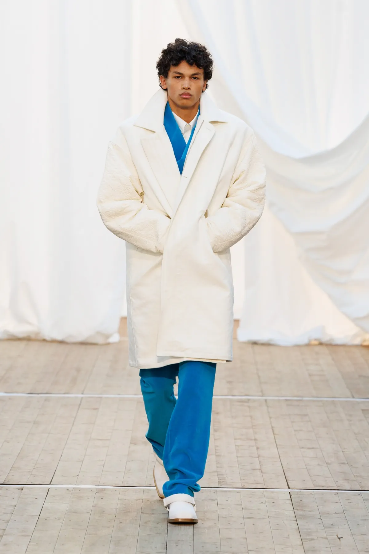 Pour l'automne 2025, BLUEMARBLE puise son élégance dans les souvenirs rustiques et les voyages internationaux