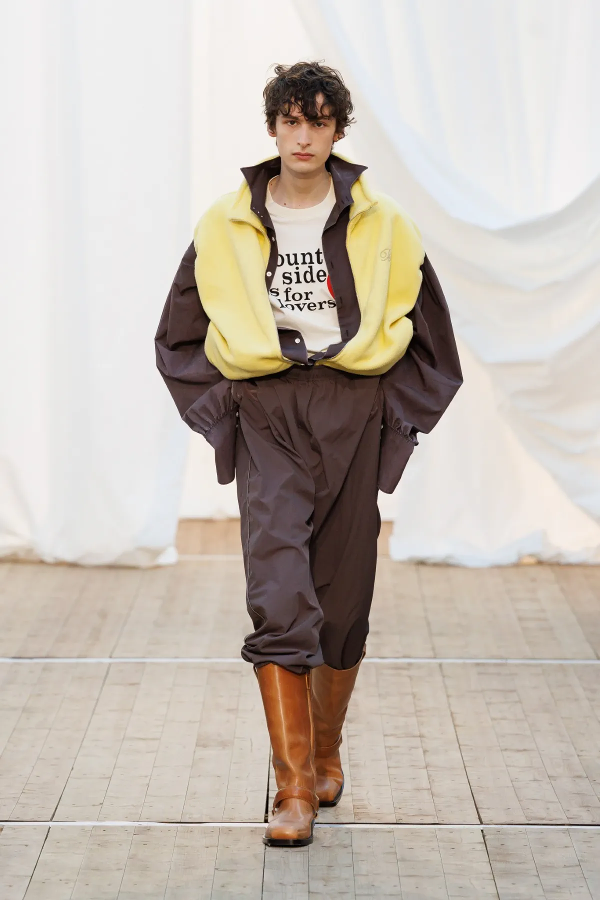 Pour l'automne 2025, BLUEMARBLE puise son élégance dans les souvenirs rustiques et les voyages internationaux