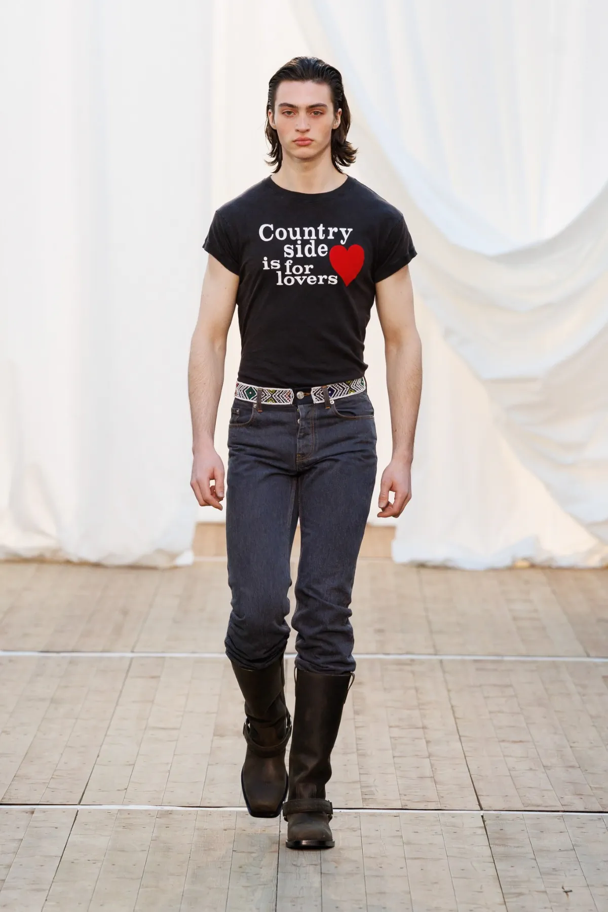 Pour l'automne 2025, BLUEMARBLE puise son élégance dans les souvenirs rustiques et les voyages internationaux