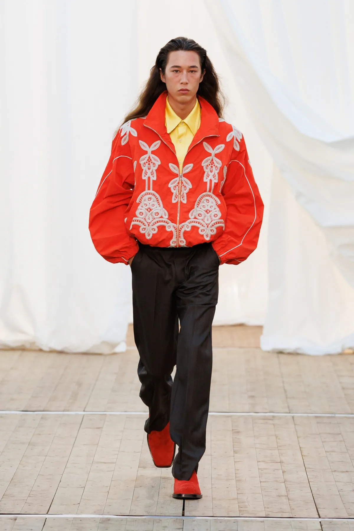 Pour l'automne 2025, BLUEMARBLE puise son élégance dans les souvenirs rustiques et les voyages internationaux