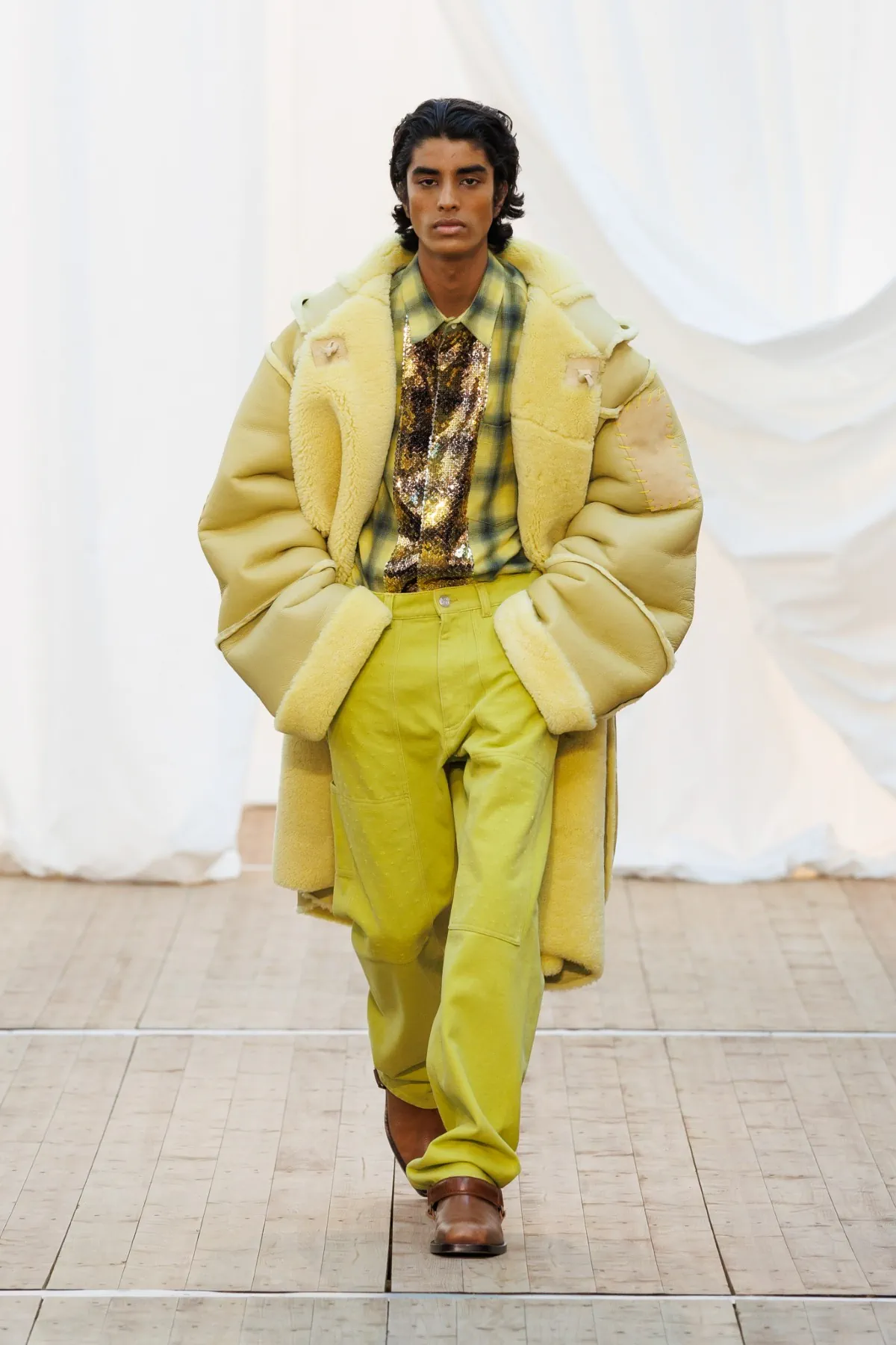 Pour l'automne 2025, BLUEMARBLE puise son élégance dans les souvenirs rustiques et les voyages internationaux