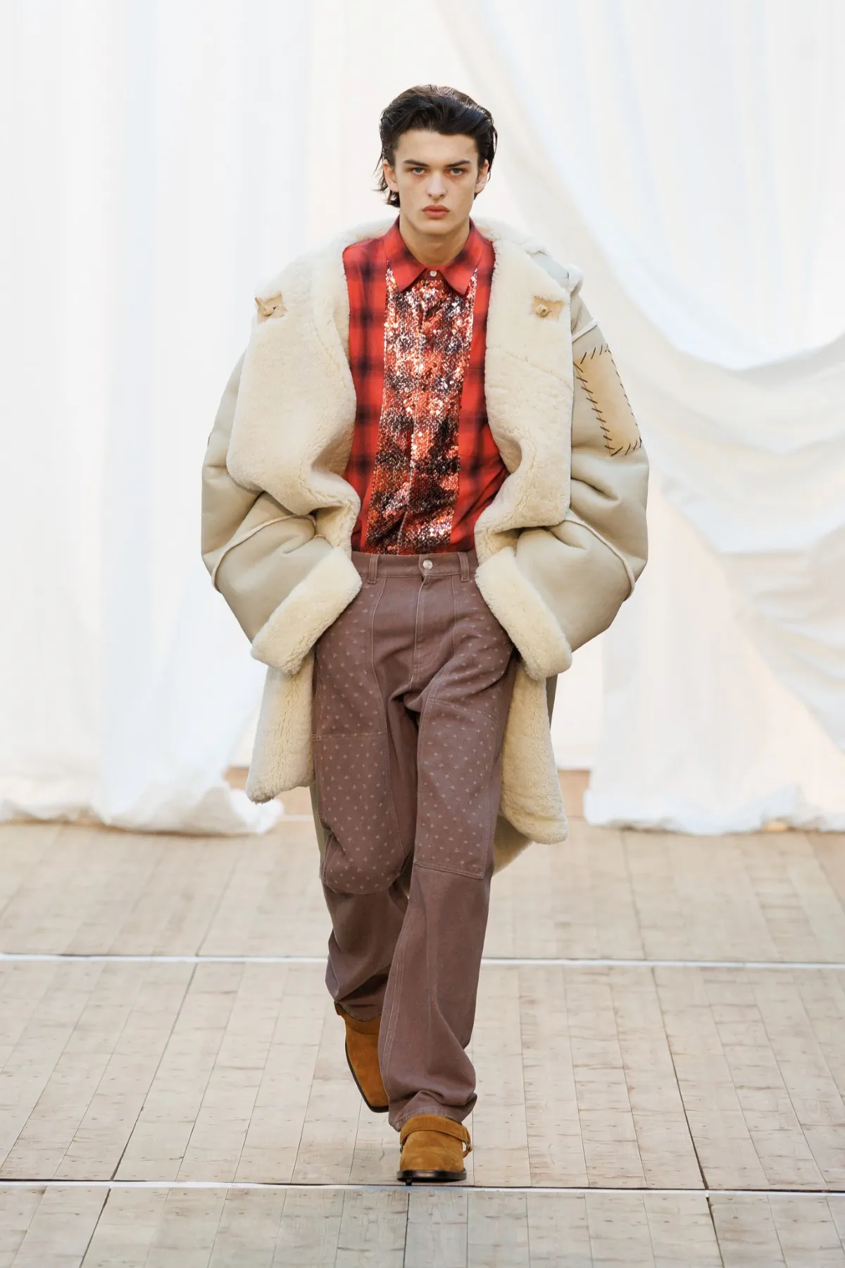 Pour l'automne 2025, BLUEMARBLE puise son élégance dans les souvenirs rustiques et les voyages internationaux