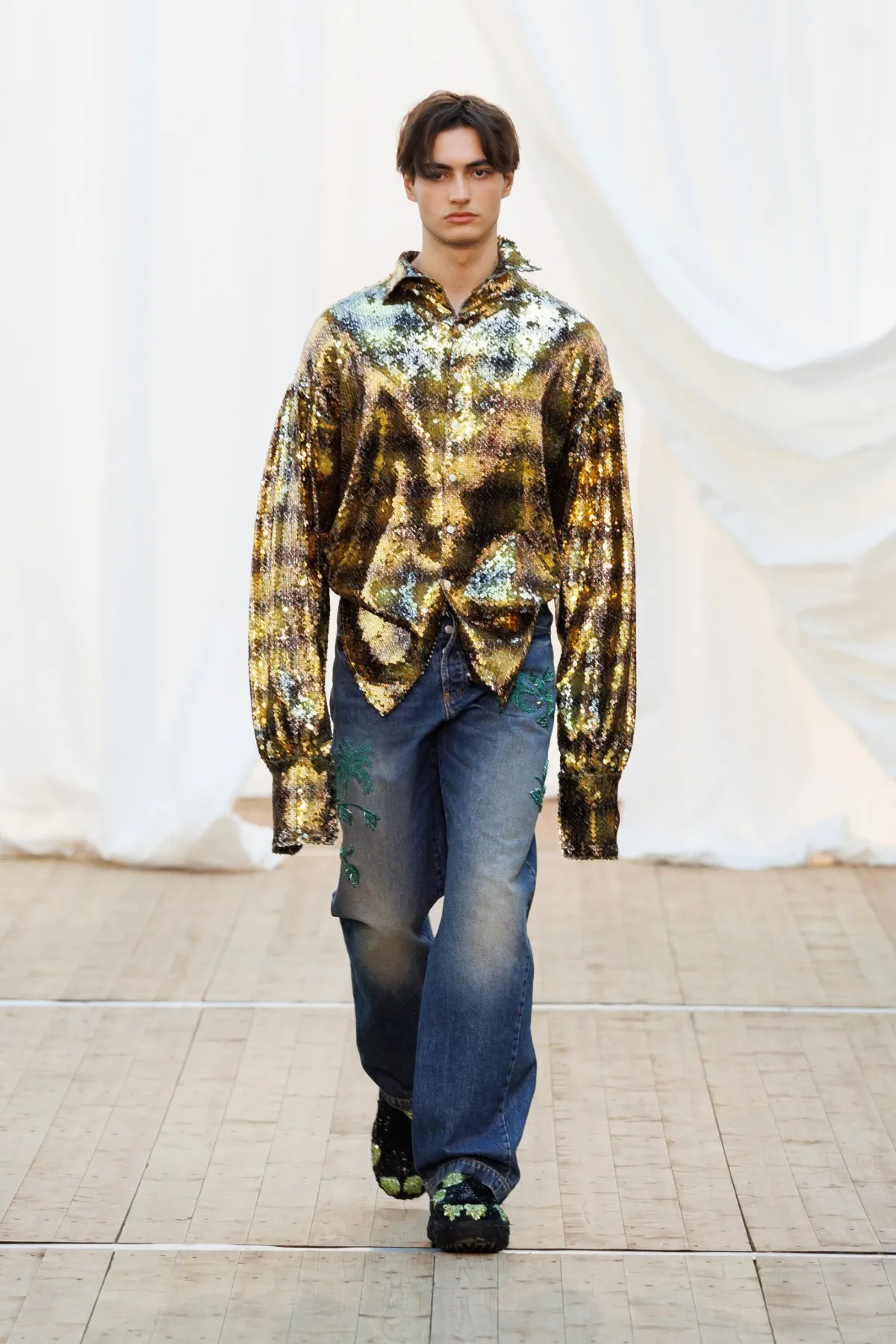 Pour l'automne 2025, BLUEMARBLE puise son élégance dans les souvenirs rustiques et les voyages internationaux