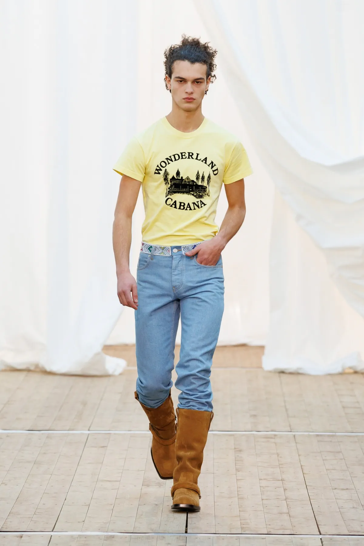 Pour l'automne 2025, BLUEMARBLE puise son élégance dans les souvenirs rustiques et les voyages internationaux