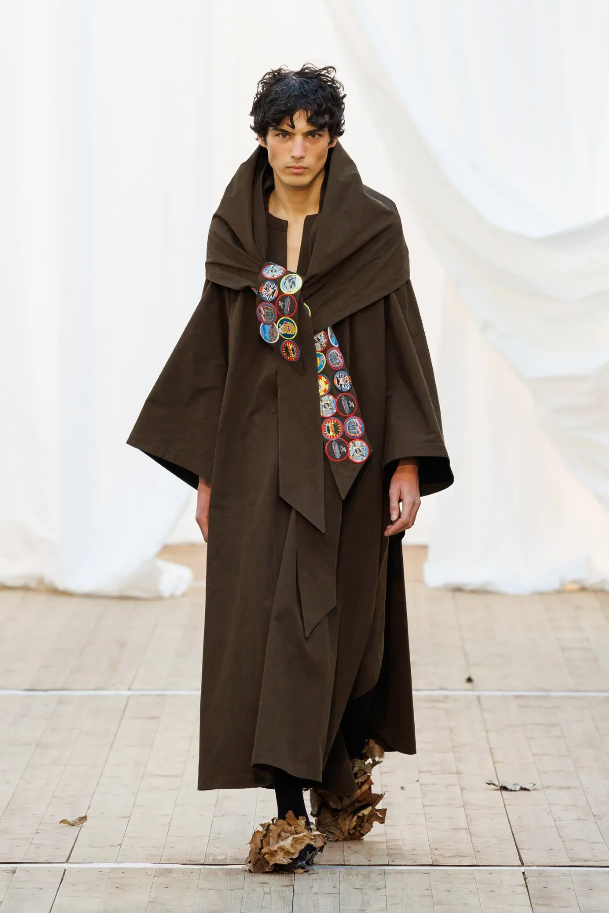 Pour l'automne 2025, BLUEMARBLE puise son élégance dans les souvenirs rustiques et les voyages internationaux