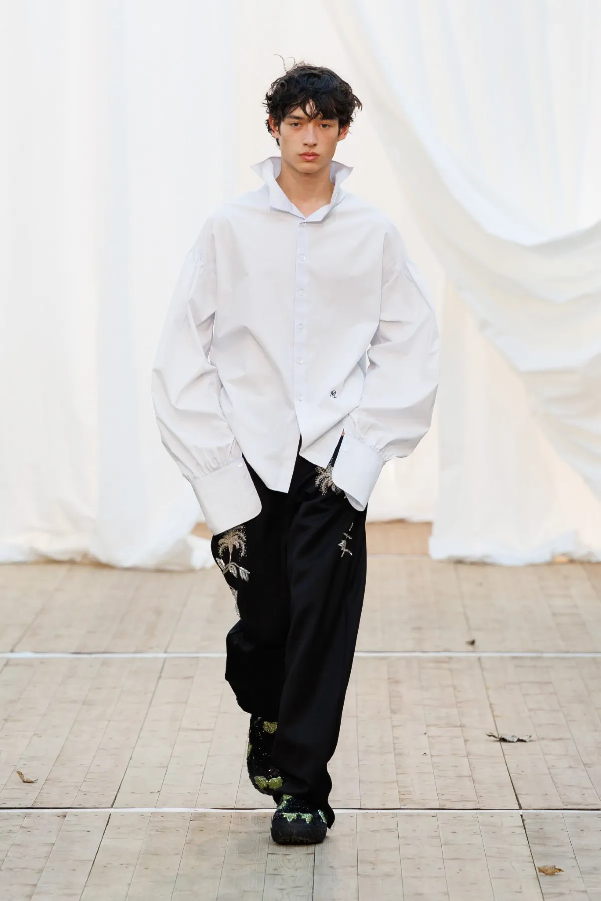 Pour l'automne 2025, BLUEMARBLE puise son élégance dans les souvenirs rustiques et les voyages internationaux