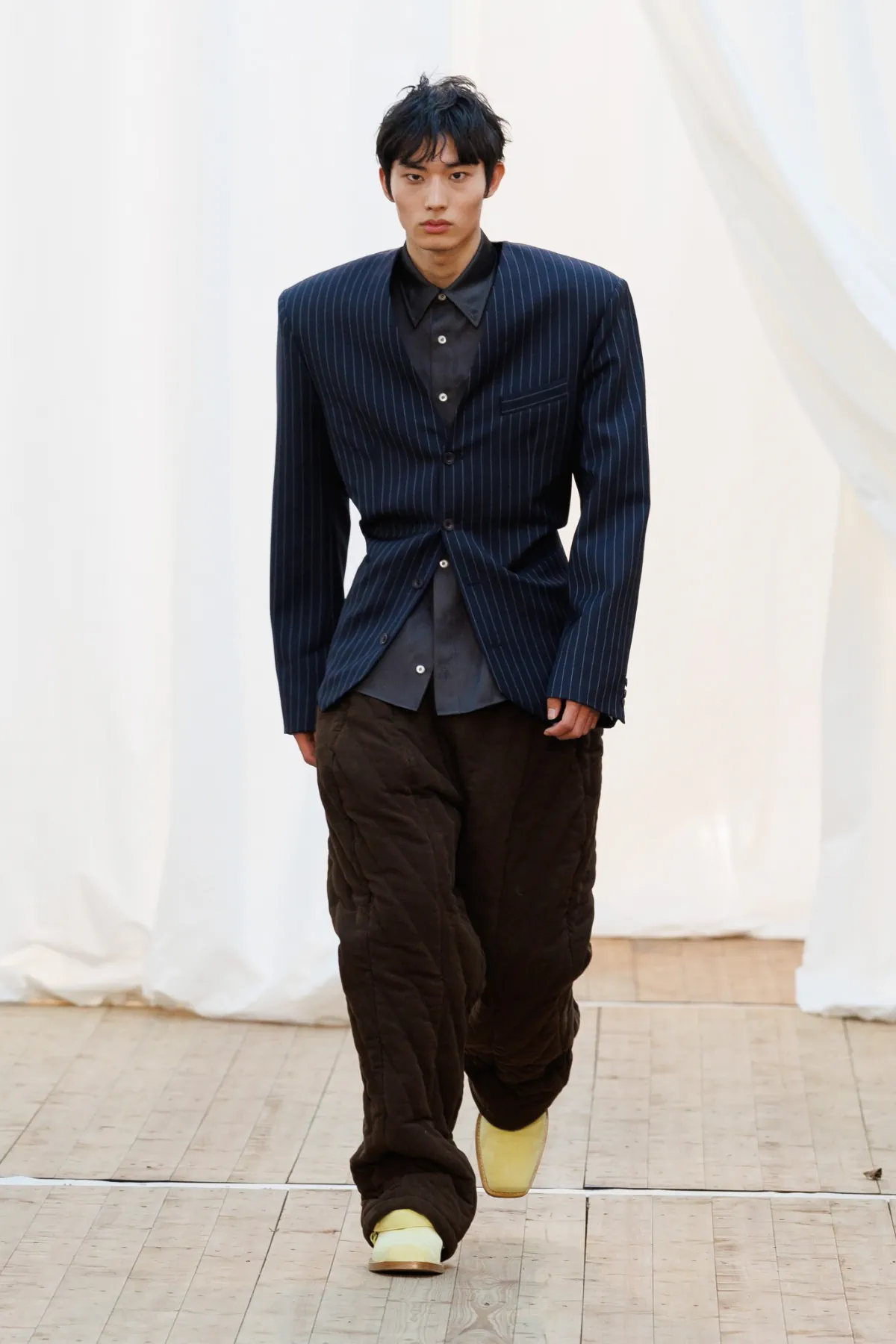 Pour l'automne 2025, BLUEMARBLE puise son élégance dans les souvenirs rustiques et les voyages internationaux