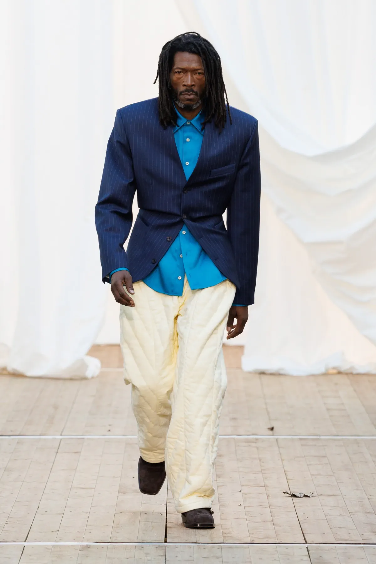 Pour l'automne 2025, BLUEMARBLE puise son élégance dans les souvenirs rustiques et les voyages internationaux