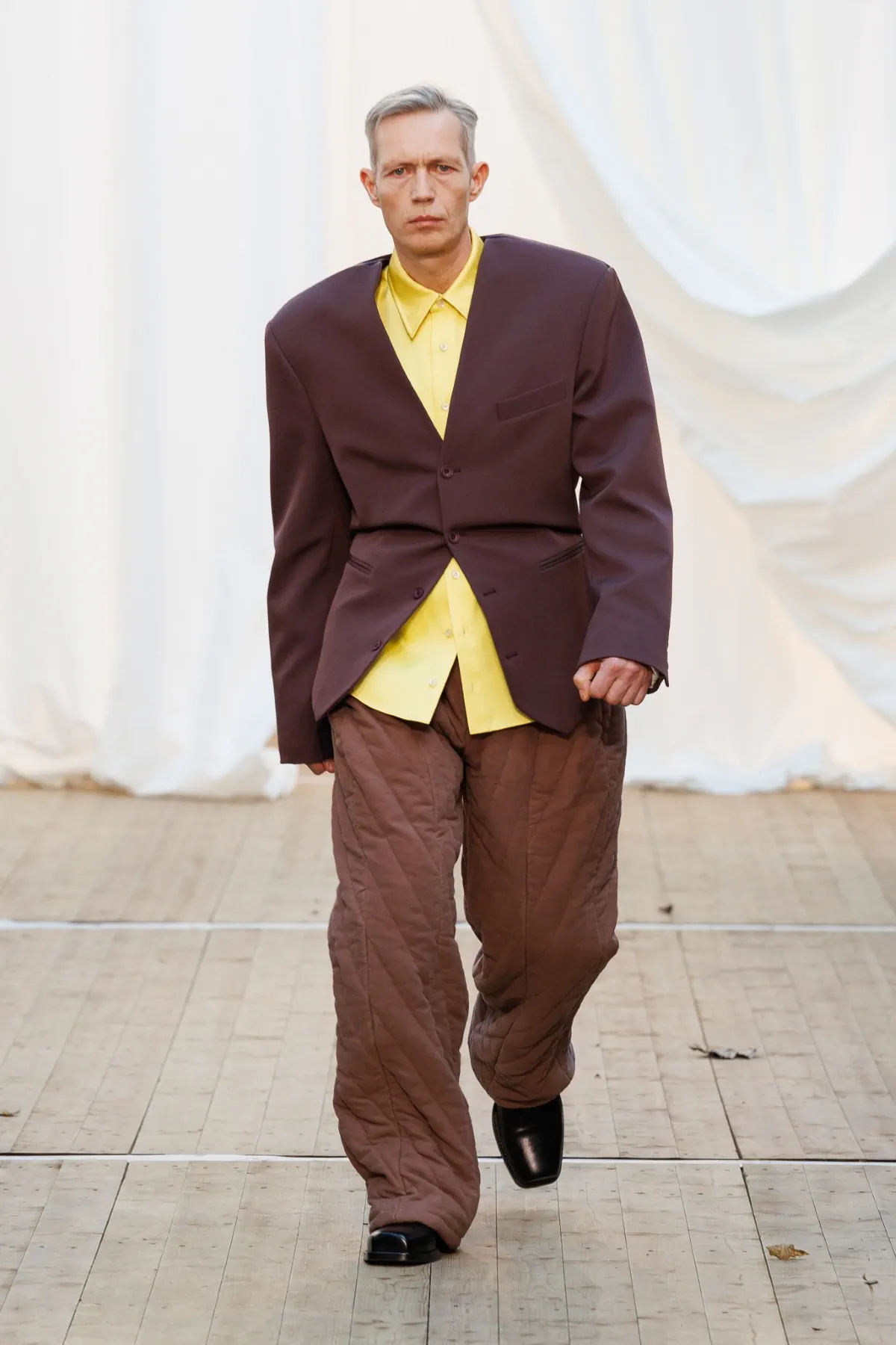 Pour l'automne 2025, BLUEMARBLE puise son élégance dans les souvenirs rustiques et les voyages internationaux