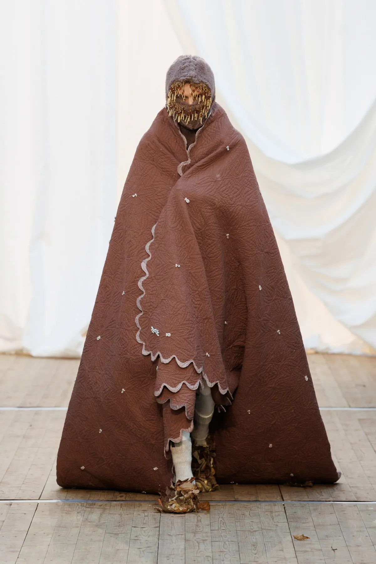 Pour l'automne 2025, BLUEMARBLE puise son élégance dans les souvenirs rustiques et les voyages internationaux