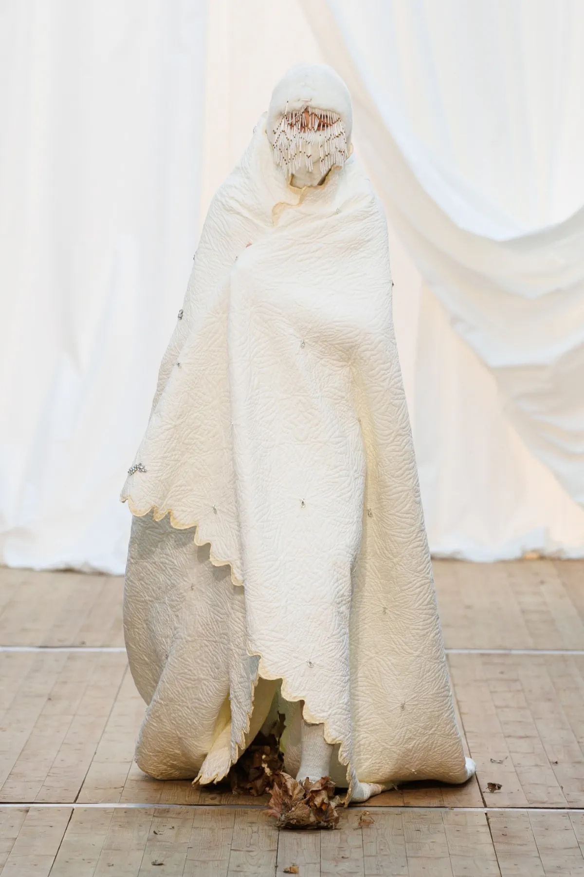 Pour l'automne 2025, BLUEMARBLE puise son élégance dans les souvenirs rustiques et les voyages internationaux