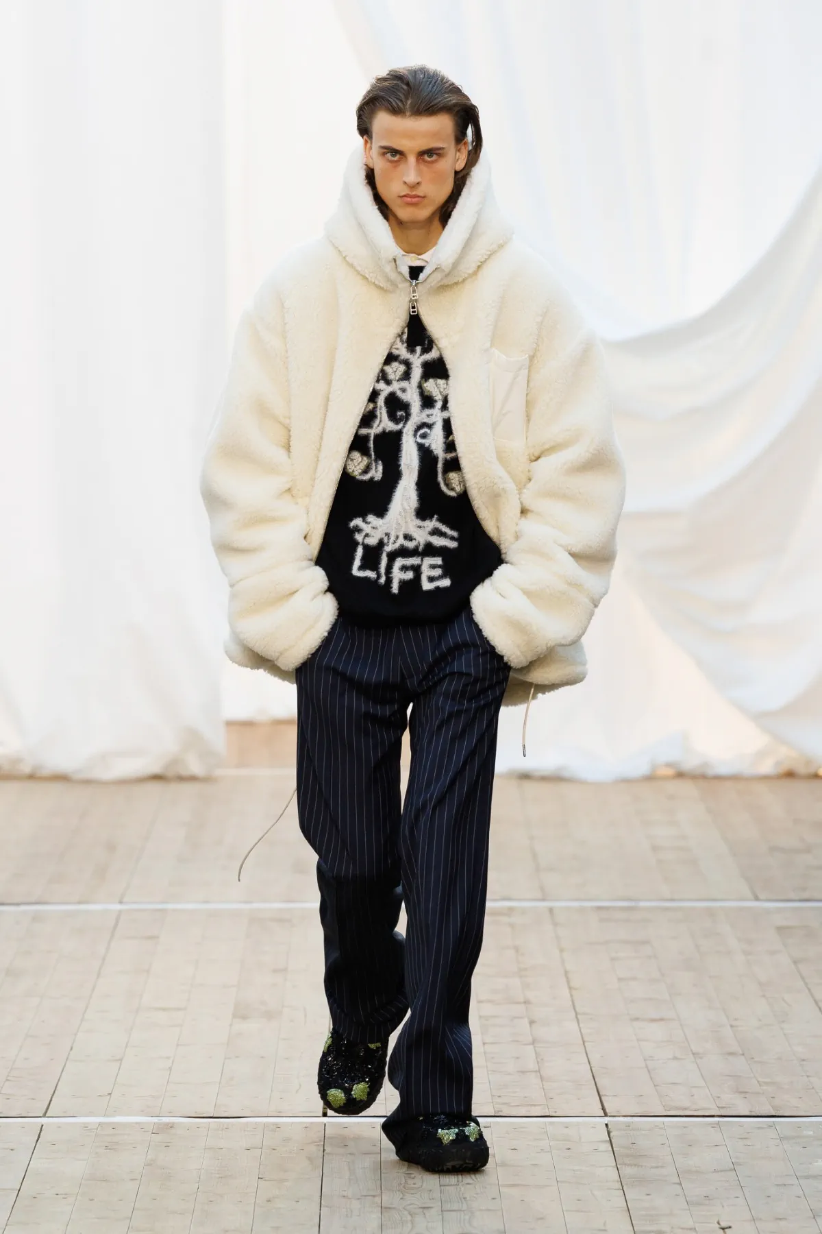 Pour l'automne 2025, BLUEMARBLE puise son élégance dans les souvenirs rustiques et les voyages internationaux