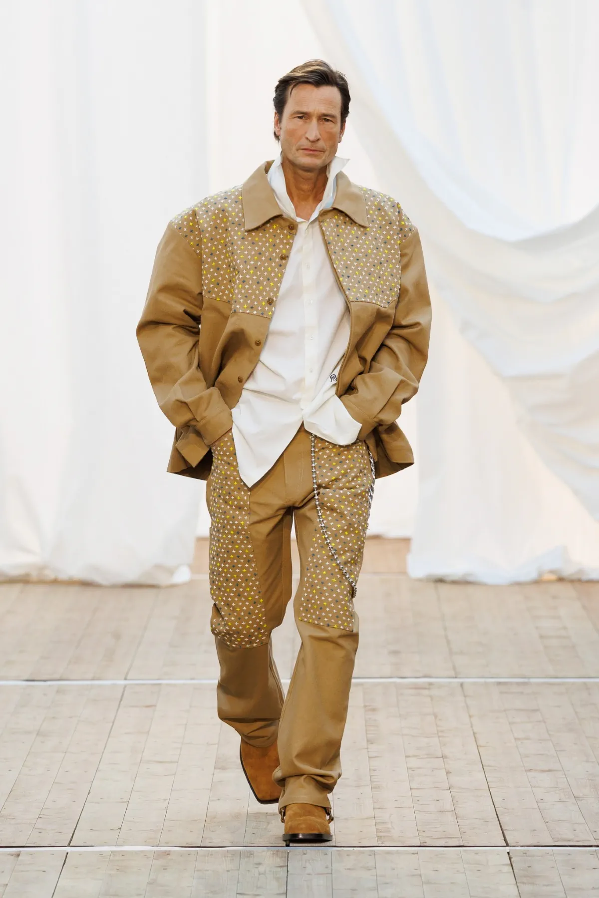 Pour l'automne 2025, BLUEMARBLE puise son élégance dans les souvenirs rustiques et les voyages internationaux