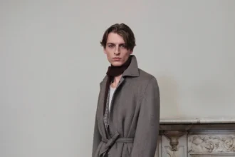La collection Brioni automne 2025 célèbre la légèreté et le mouvement à Milan