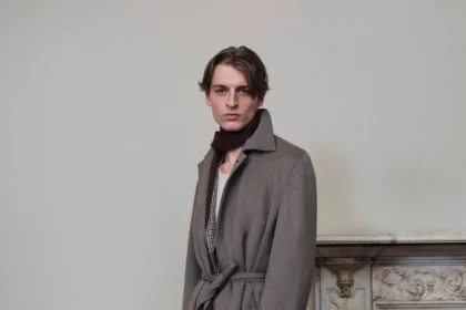 La collection Brioni automne 2025 célèbre la légèreté et le mouvement à Milan