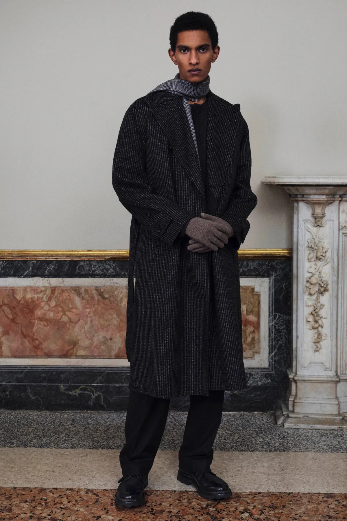 La collection Brioni automne 2025 célèbre la légèreté et le mouvement à Milan