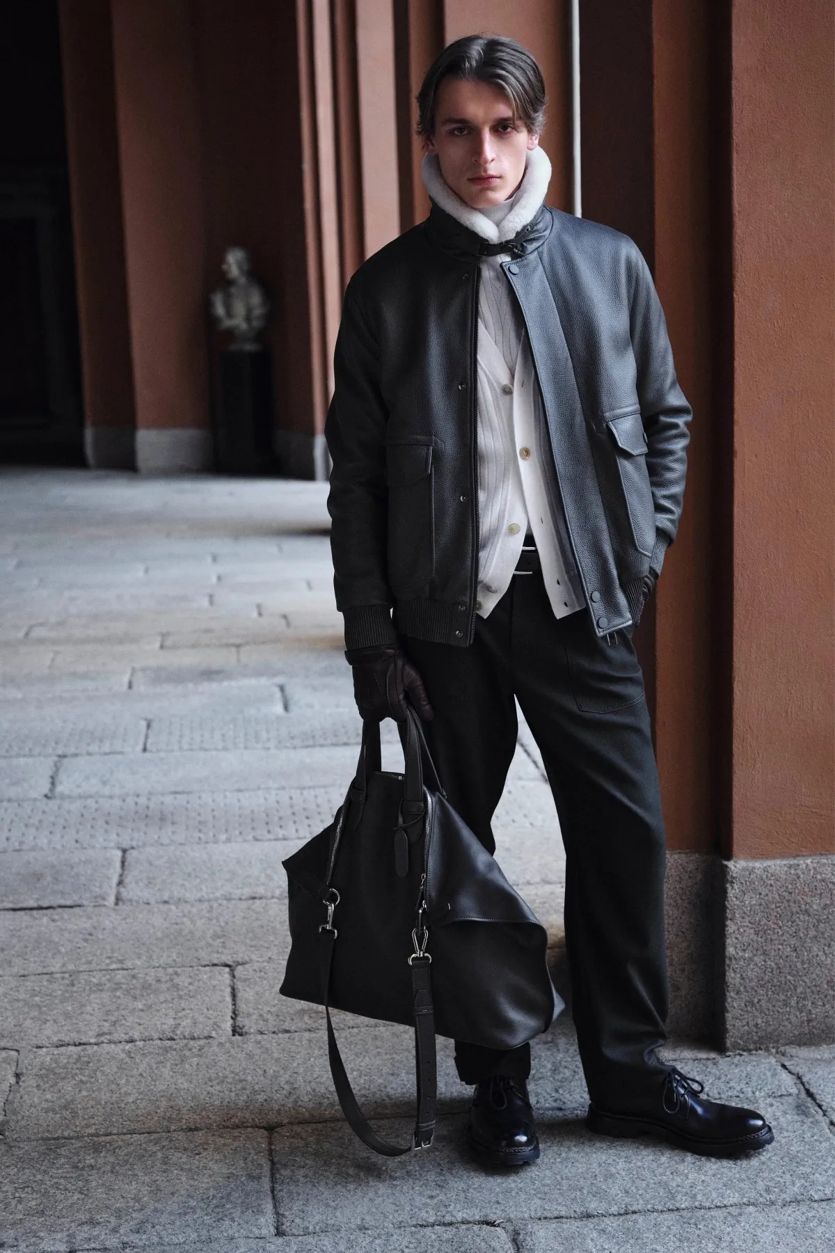 La collection Brioni automne 2025 célèbre la légèreté et le mouvement à Milan