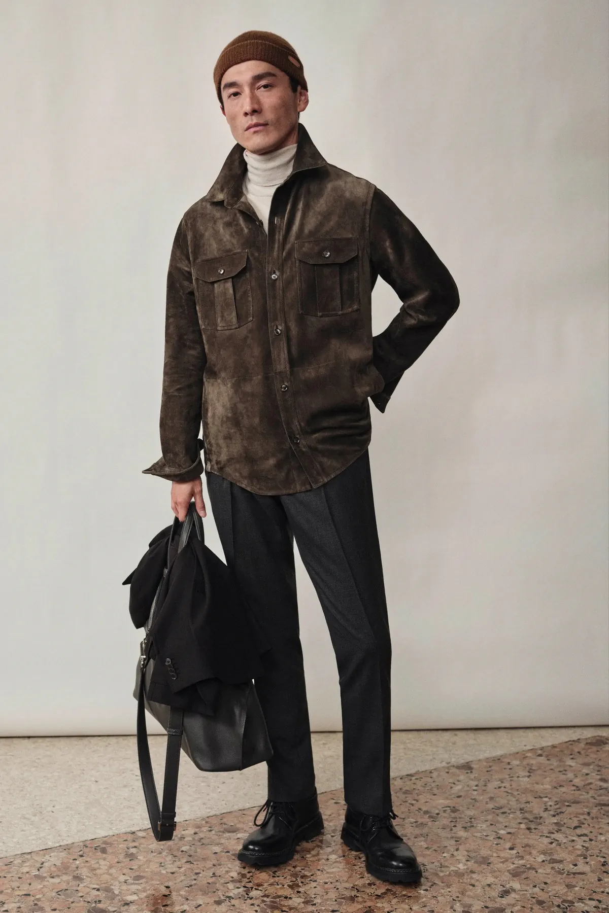 La collection Brioni automne 2025 célèbre la légèreté et le mouvement à Milan