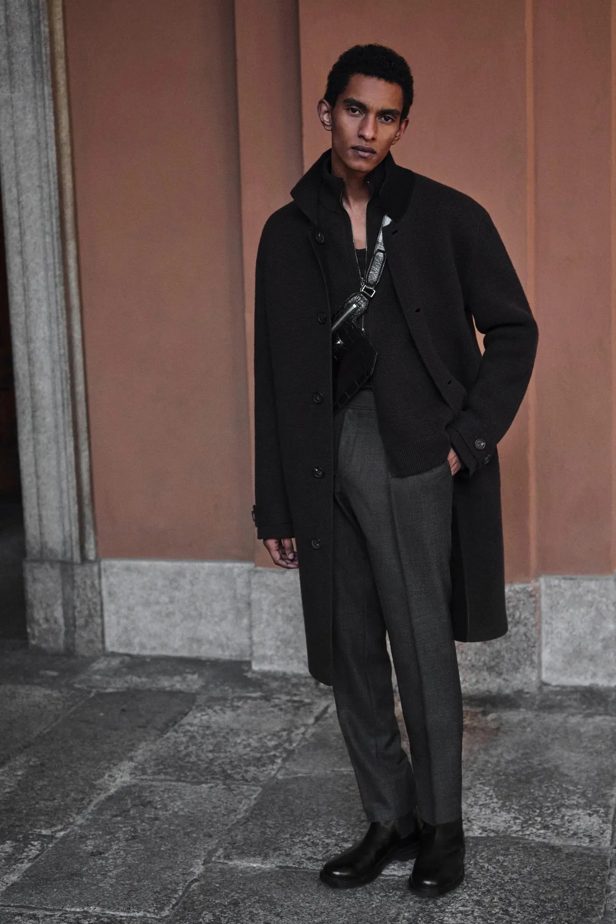 La collection Brioni automne 2025 célèbre la légèreté et le mouvement à Milan