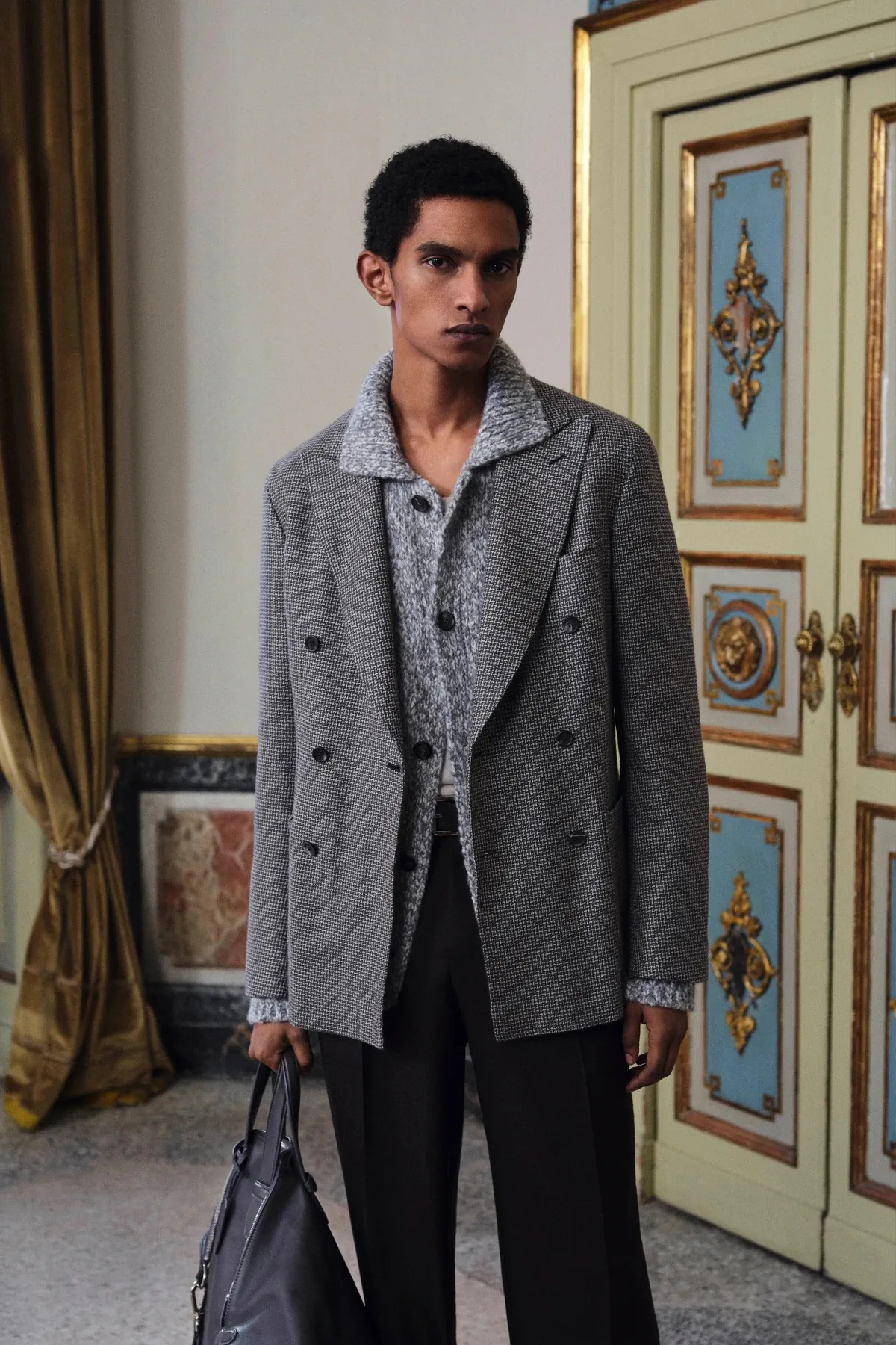 La collection Brioni automne 2025 célèbre la légèreté et le mouvement à Milan