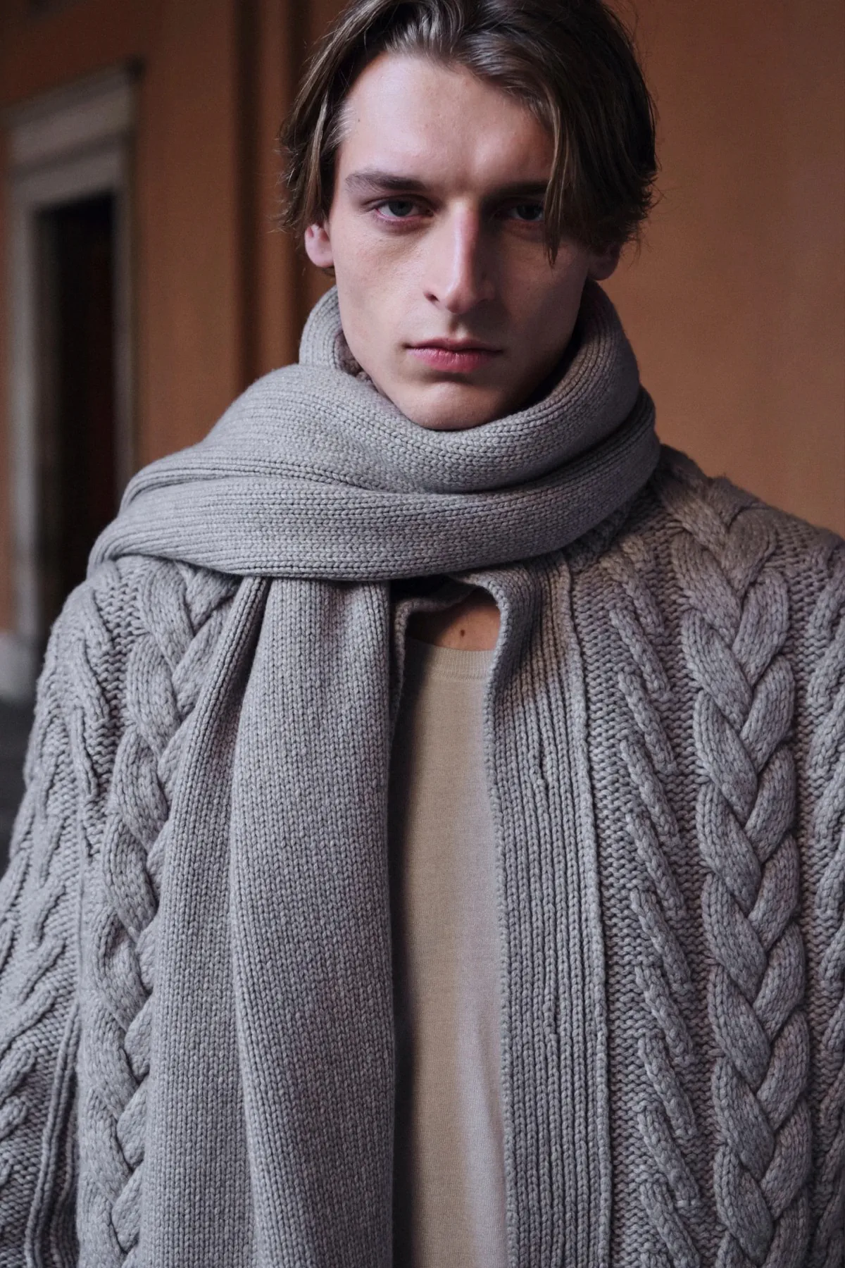 La collection Brioni automne 2025 célèbre la légèreté et le mouvement à Milan