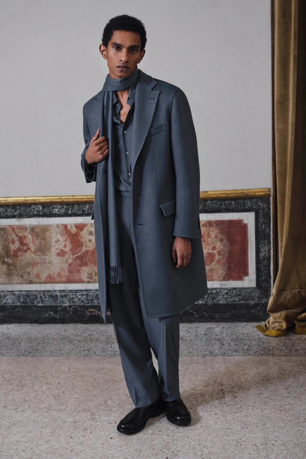 La collection Brioni automne 2025 célèbre la légèreté et le mouvement à Milan