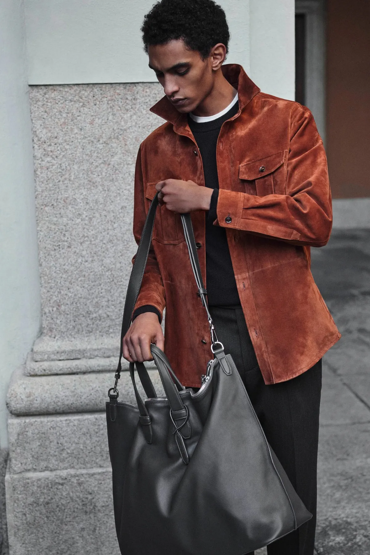 La collection Brioni automne 2025 célèbre la légèreté et le mouvement à Milan