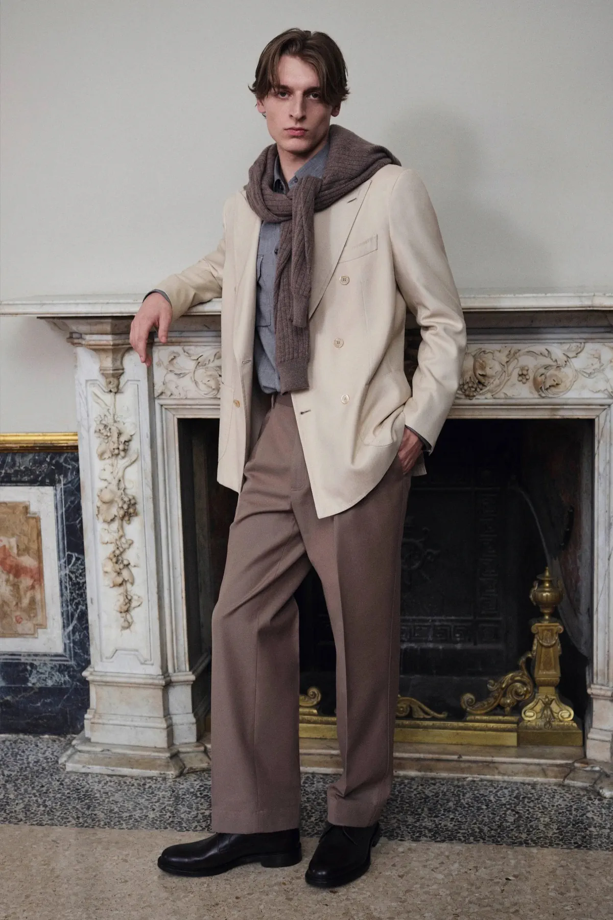 La collection Brioni automne 2025 célèbre la légèreté et le mouvement à Milan