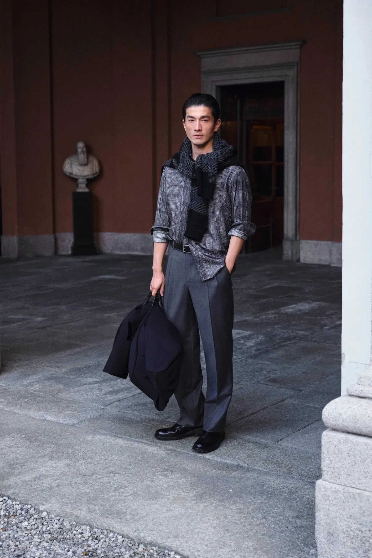 La collection Brioni automne 2025 célèbre la légèreté et le mouvement à Milan