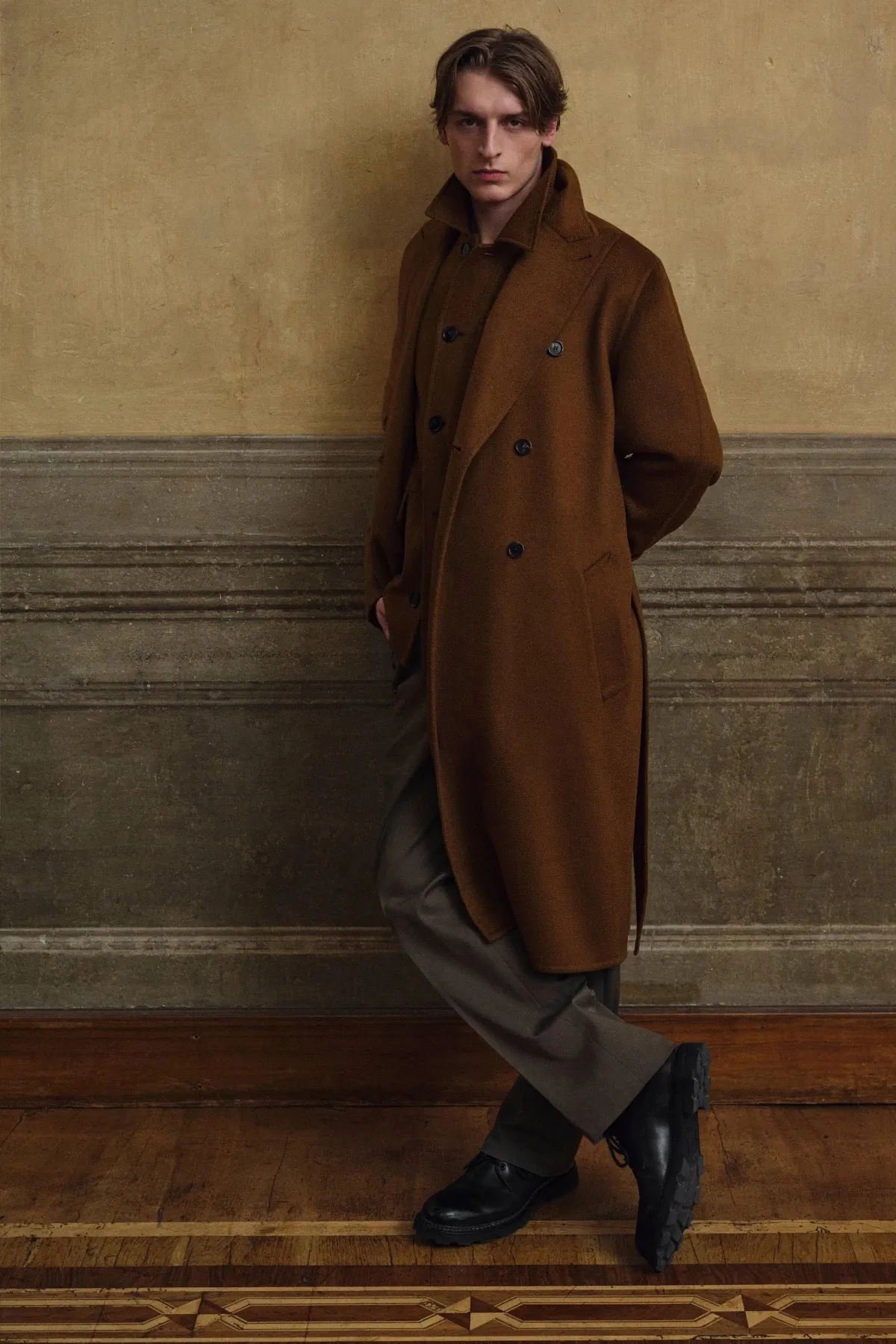 La collection Brioni automne 2025 célèbre la légèreté et le mouvement à Milan
