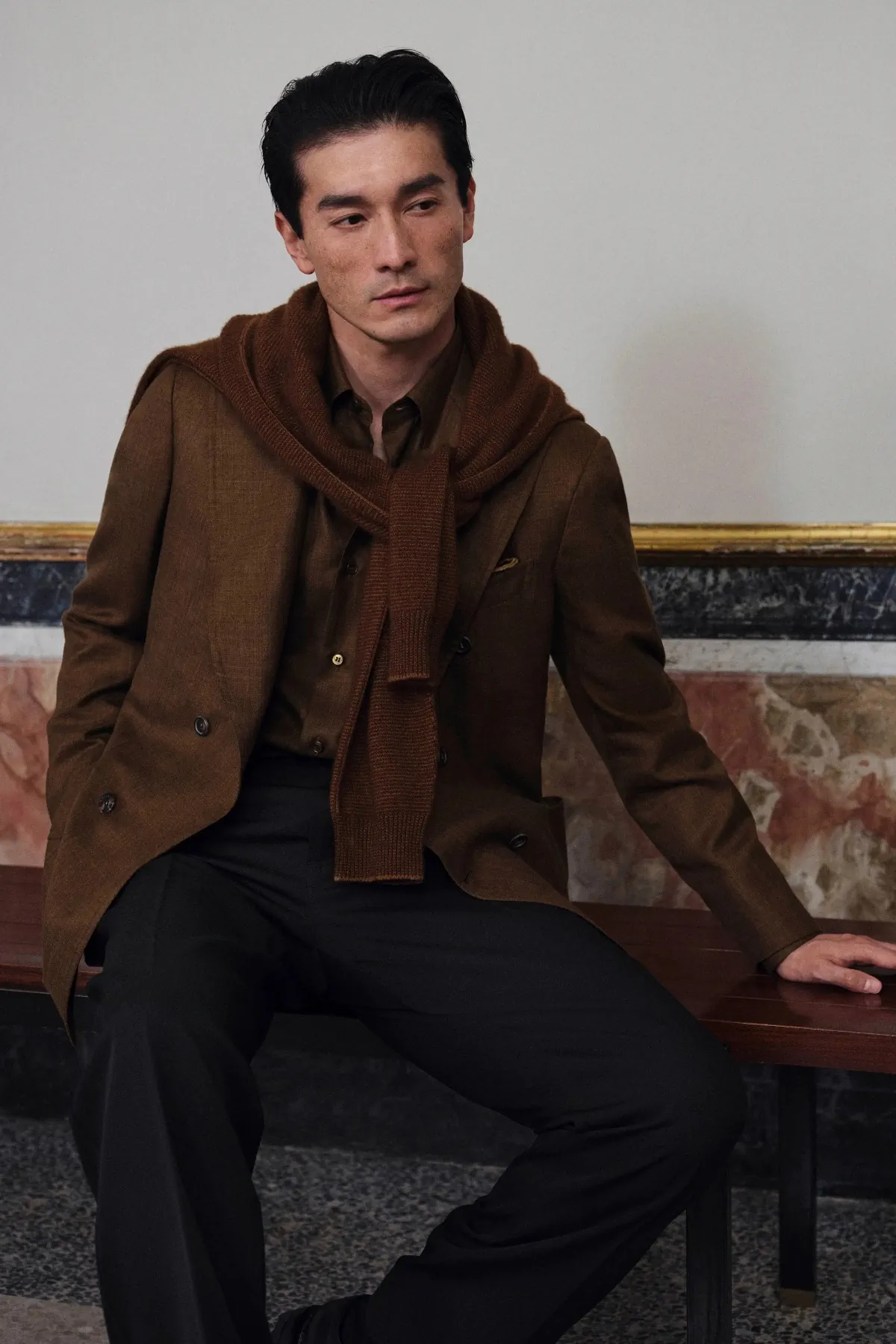 La collection Brioni automne 2025 célèbre la légèreté et le mouvement à Milan