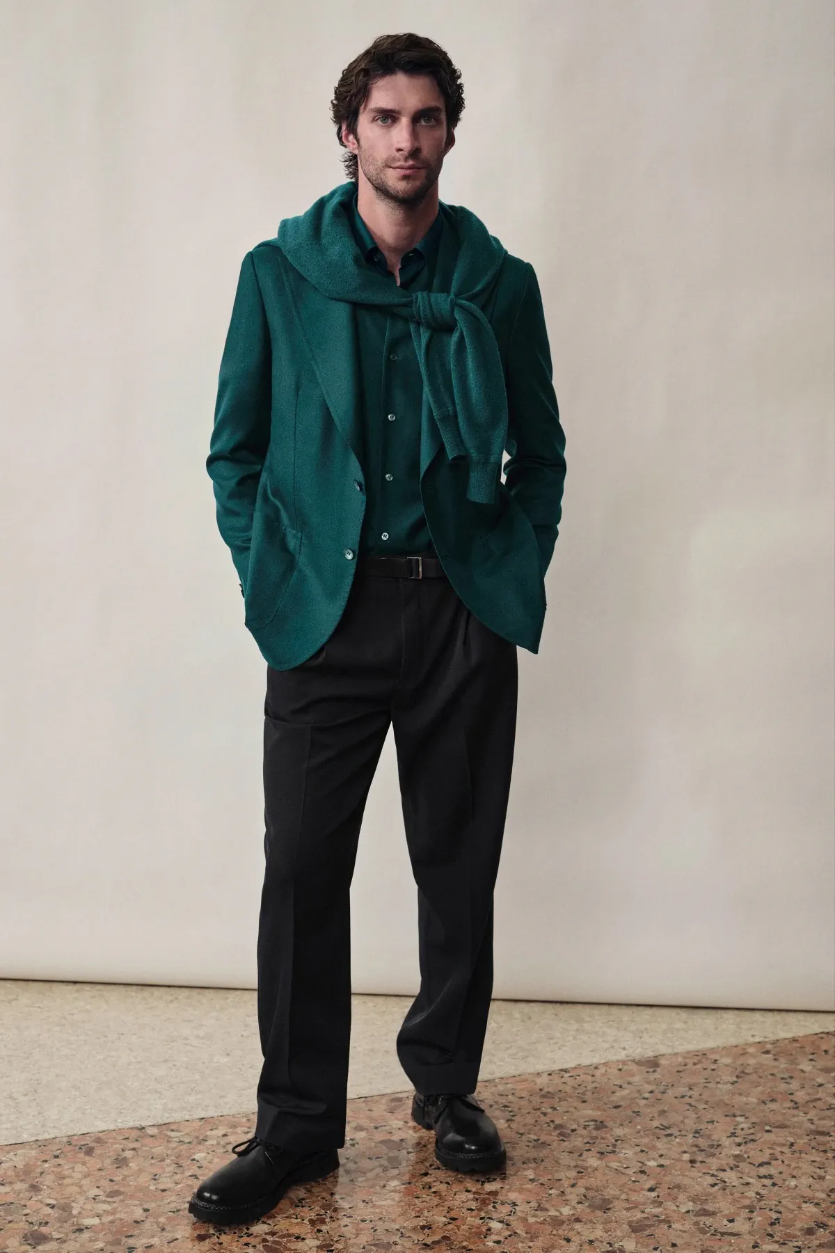 La collection Brioni automne 2025 célèbre la légèreté et le mouvement à Milan