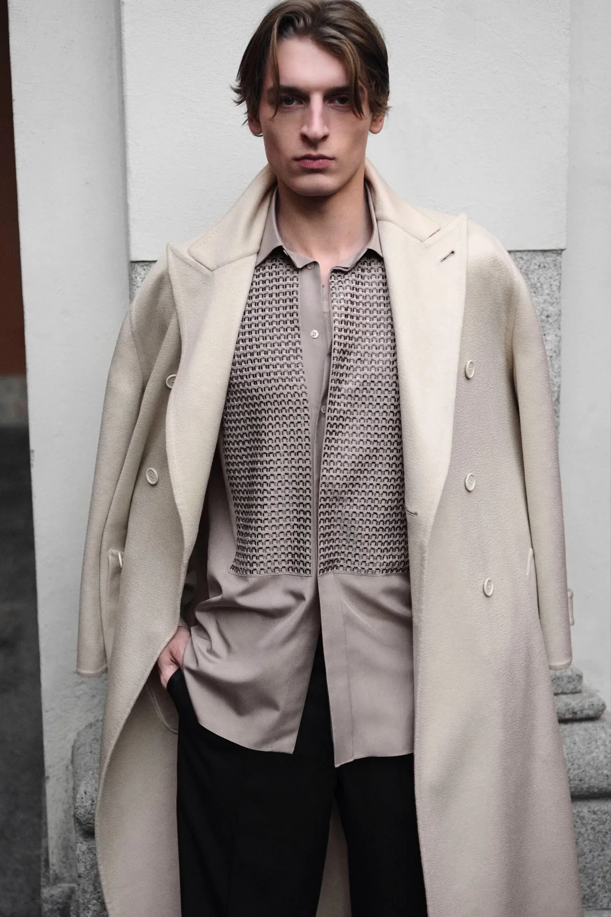 La collection Brioni automne 2025 célèbre la légèreté et le mouvement à Milan