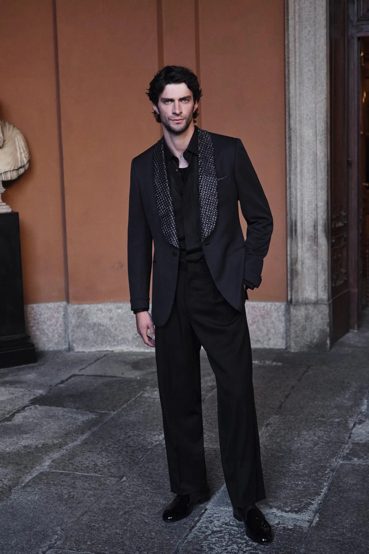 La collection Brioni automne 2025 célèbre la légèreté et le mouvement à Milan