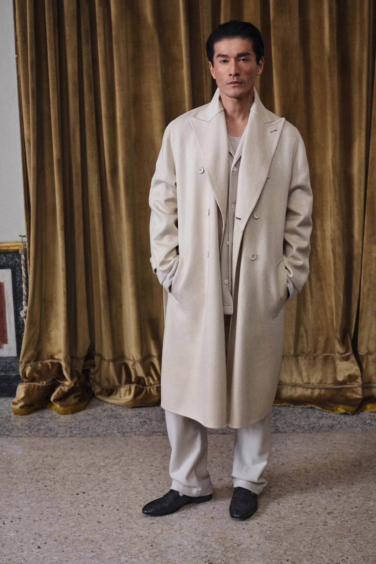 La collection Brioni automne 2025 célèbre la légèreté et le mouvement à Milan