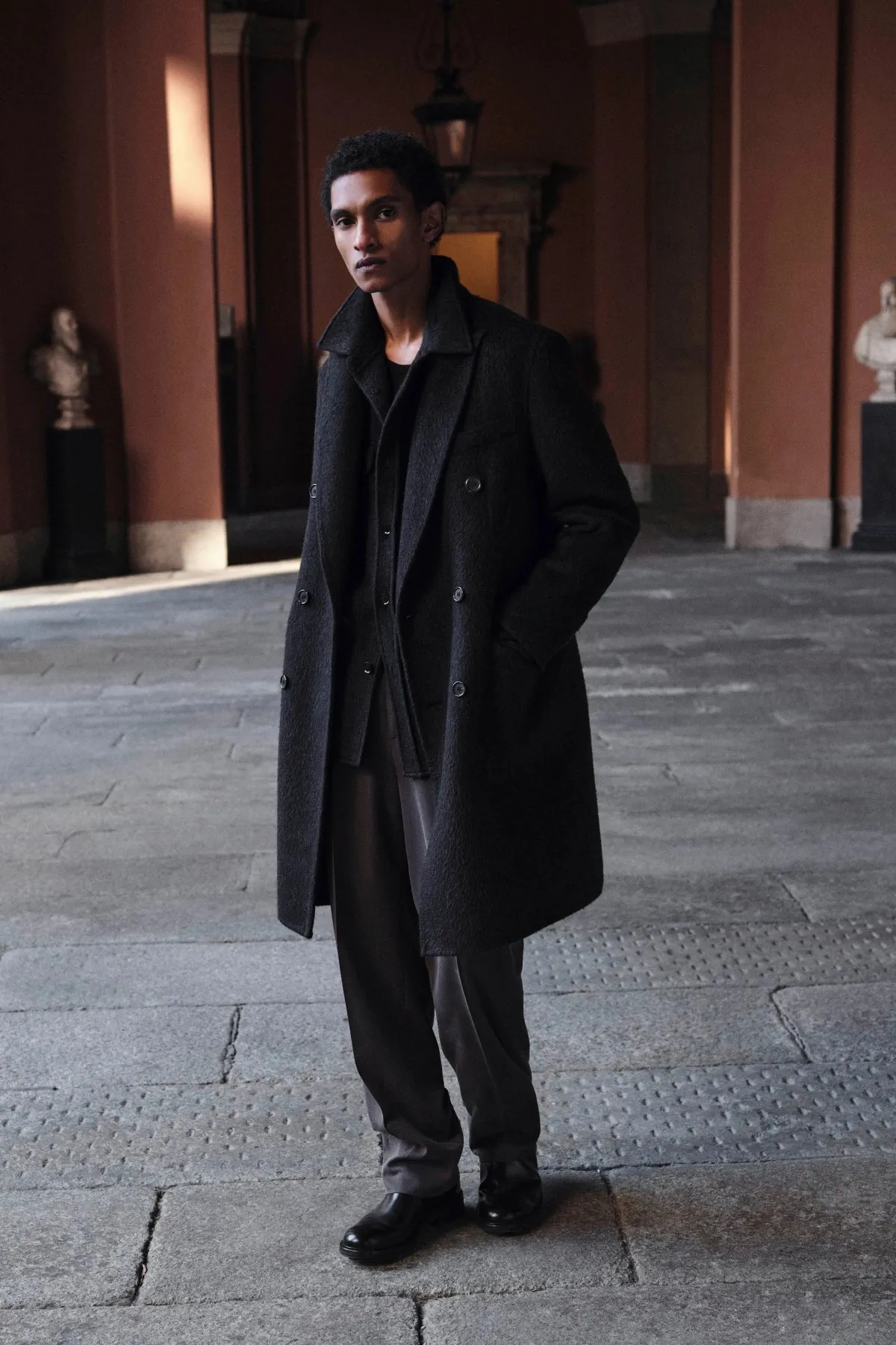 La collection Brioni automne 2025 célèbre la légèreté et le mouvement à Milan