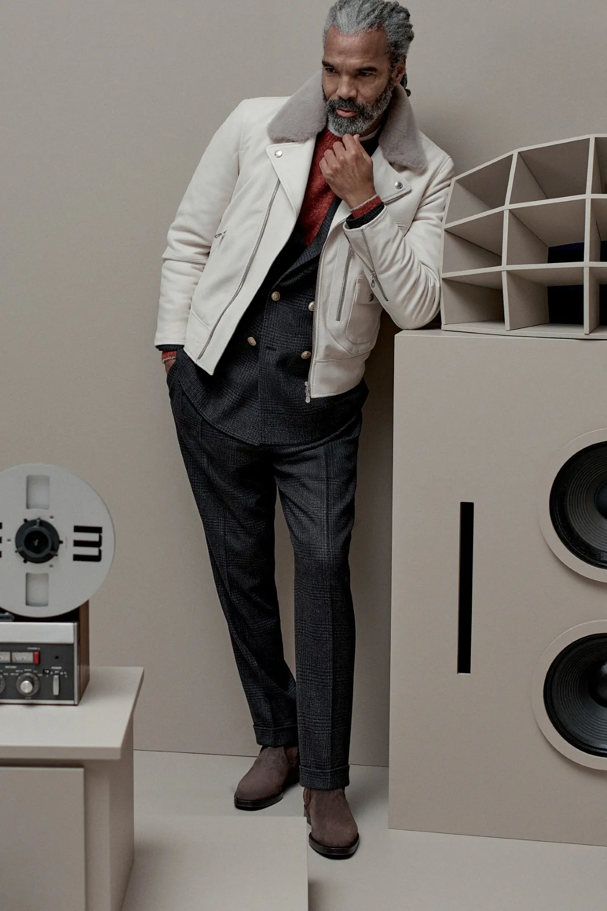 La collection Brunello Cucinelli Automne 2025 allie tradition et modernité avec une touche vibrante