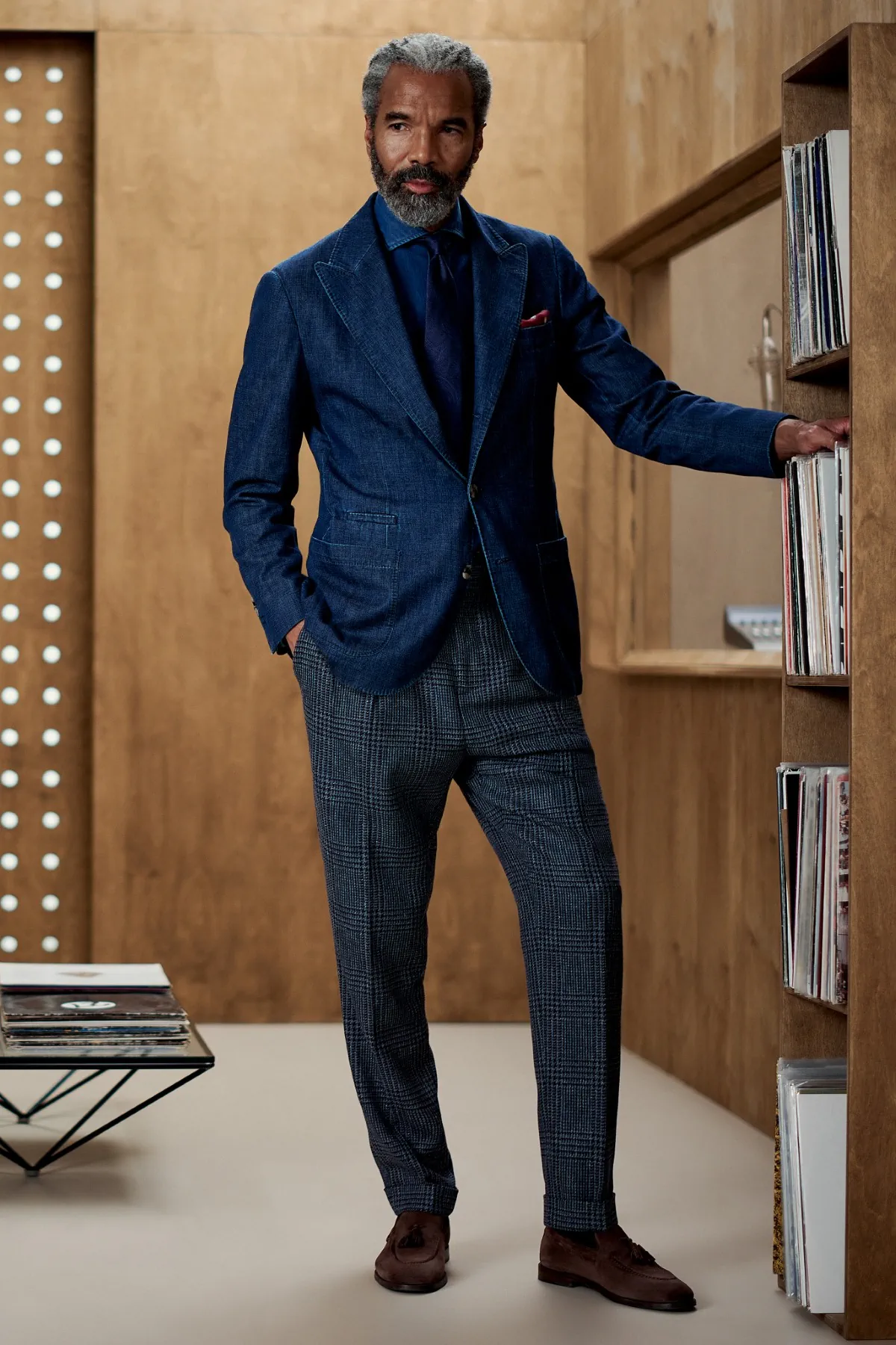 La collection Brunello Cucinelli Automne 2025 allie tradition et modernité avec une touche vibrante