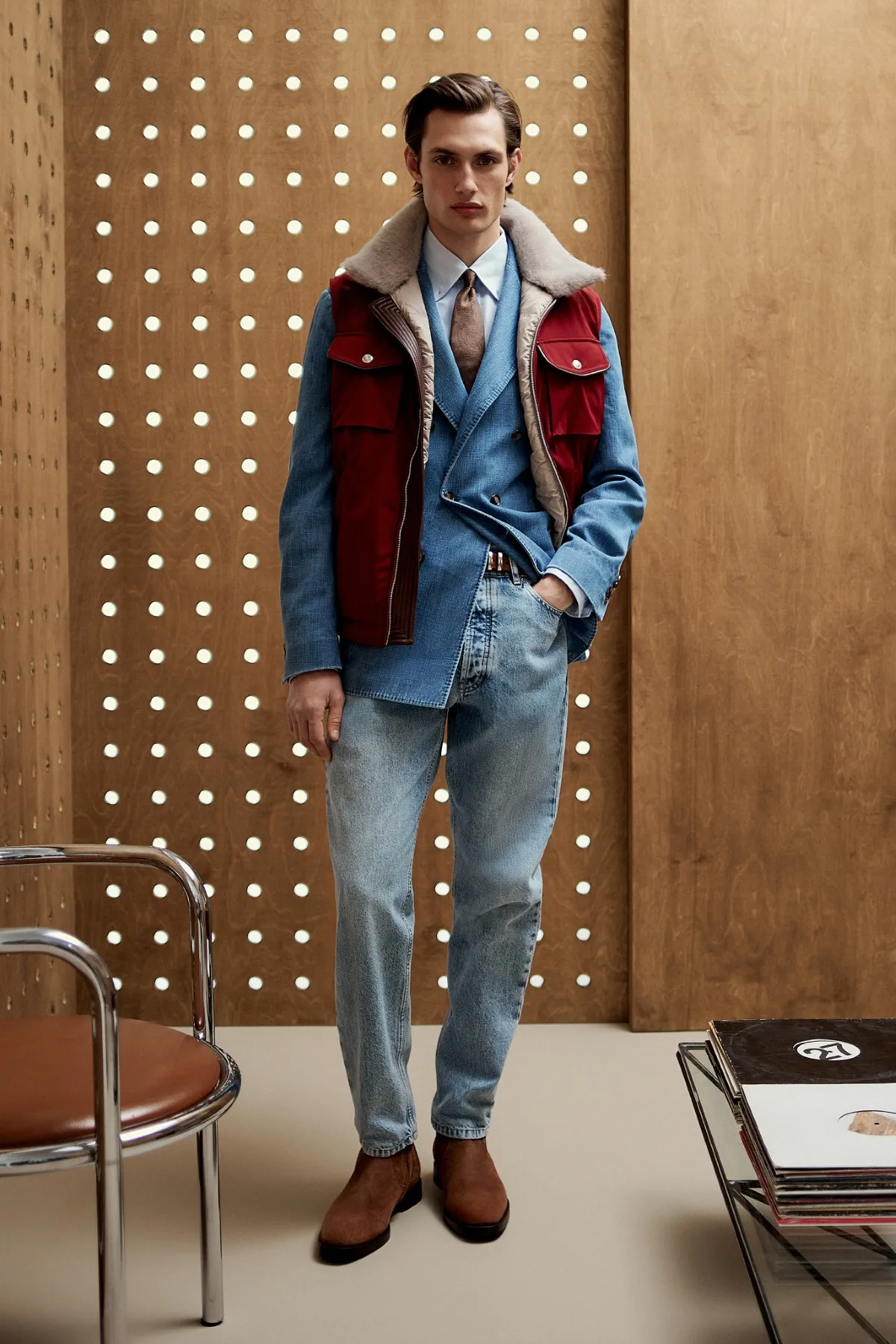 La collection Brunello Cucinelli Automne 2025 allie tradition et modernité avec une touche vibrante