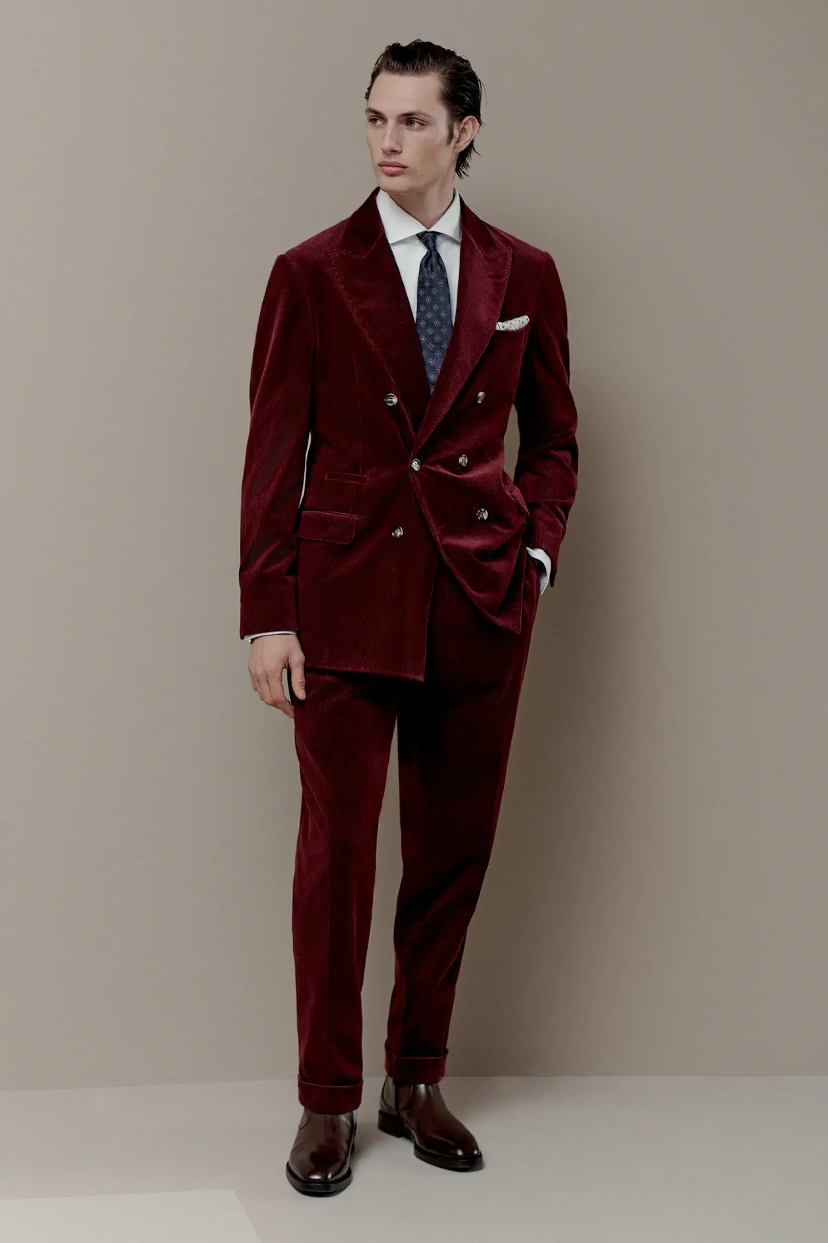 La collection Brunello Cucinelli Automne 2025 allie tradition et modernité avec une touche vibrante