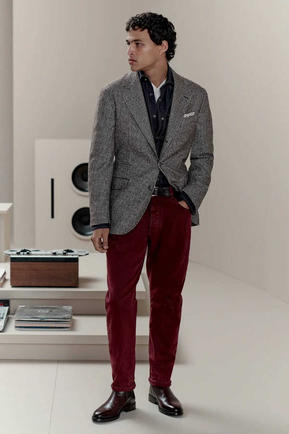 La collection Brunello Cucinelli Automne 2025 allie tradition et modernité avec une touche vibrante