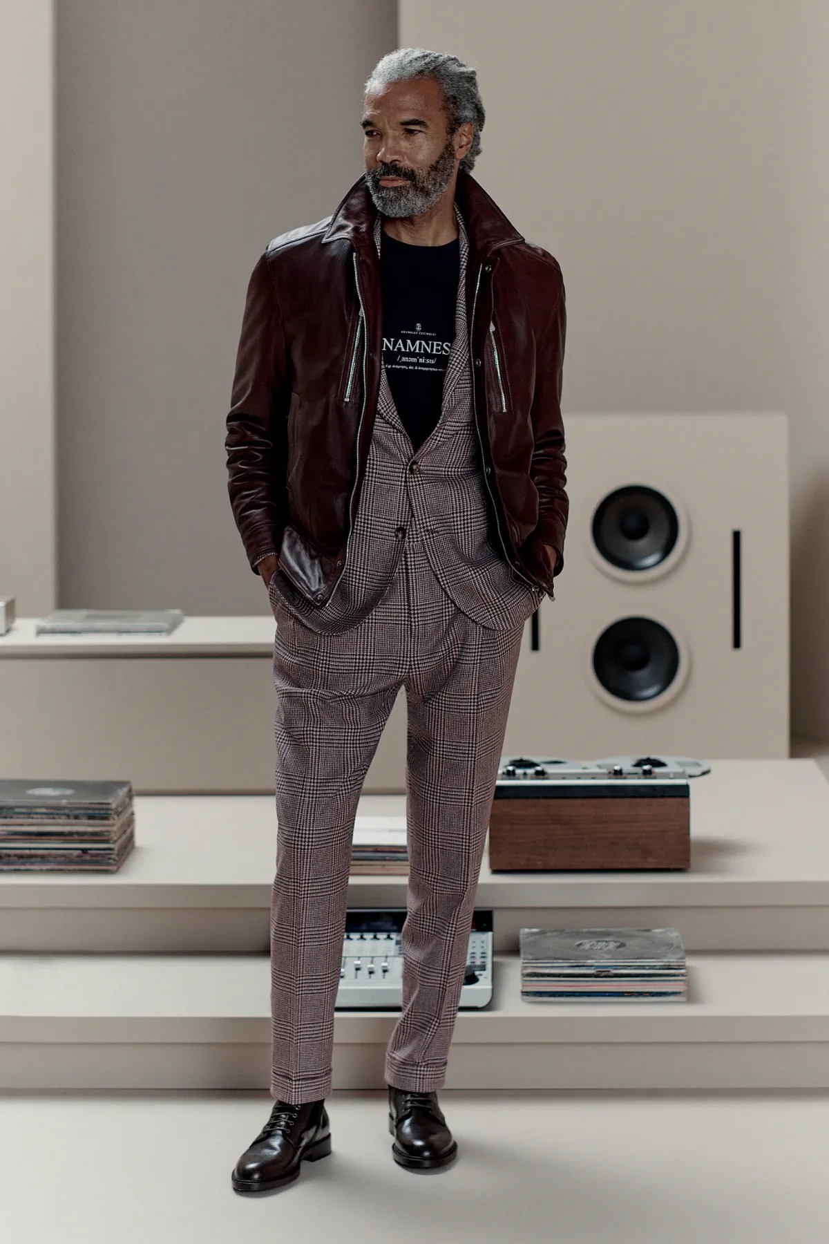 La collection Brunello Cucinelli Automne 2025 allie tradition et modernité avec une touche vibrante