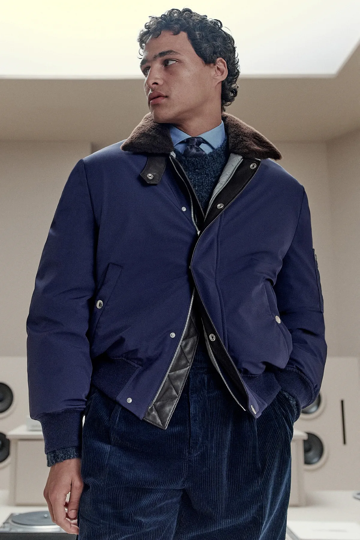 La collection Brunello Cucinelli Automne 2025 allie tradition et modernité avec une touche vibrante